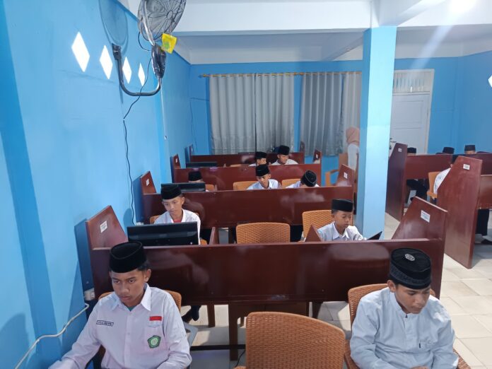 Siswa-Siswi SMP Yanbu’ul Hikmah Desa Langkap Barat Burneh Bangkalan Antusias Mengikuti Ujian ANBK